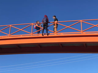 Fue en lo alto del puente donde las autoridades encontraron a la jovencita, al parecer menor de edad, afuera de las rejas de protección, amenazando con quitarse la vida. (EL SIGLO DE TORREÓN)
