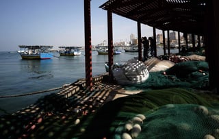 Poco antes de que se anunciara esta reducción, la marina israelí detuvo una embarcación que había excedido la zona de pesca autorizada, cerca de las costas del distrito al-Sudaniyya, en el norte de Gaza, y arrestó a dos hermanos palestinos que pescaban. (ARCHIVO)