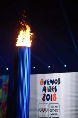 Los medallistas olímpicos de Río 2016, la judoca Paula Pareto y el velerista Santiago Lange, fueron los encargados de prender el pebetero ubicado a los pies del Obelisco y que representa la dimensión humana del fuego. (ESPECIAL)