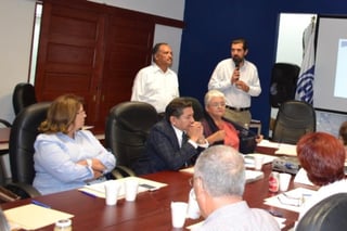Reunión. Los consejeros estatales del PAN encabezados por su presidente Bernardo Glz. Morales, sostuvieron la reunión.
