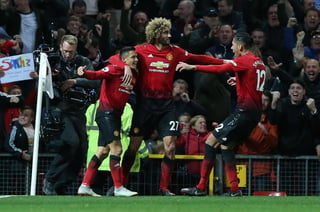 Jugadores del Manchester United festejan tras anotar el gol del triunfo.