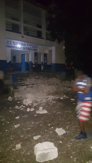 Afectados. Varios edificios sufrieron daños debido al fuerte sismo que se sintió al noroeste de Haití.