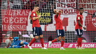 Jugadores del Bayern Múnich reaccionan luego de la tercera anotación del Borussia Moenchengladbach.