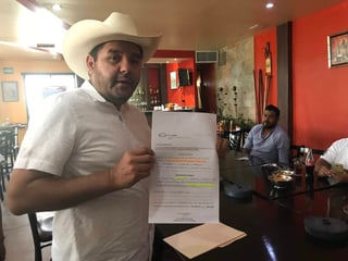 Gustavo Enrique de la Rosa muestra el certificado médico que el legista de la Fiscalía le elaboró y demuestra que no tenía grado de alcohol, por lo que su arresto fue ilegal. (EL SIGLO COAHUILA)
