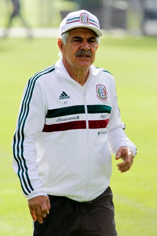 Ricardo Ferreti, director técnico de México, en práctica.