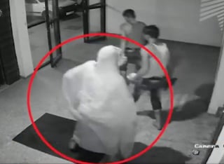 El delincuente se cubre con una manta antes de salir a bailar. (INTERNET)