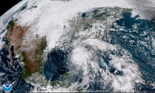 Especialistas esperan que 'Michael' aumente su intensidad al tocar tierra en la costa noreste de Florida. (AP)