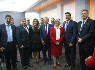 Encuentro. Andrés Manuel López Obrador se reunió ayer con gobernadores y presidentes municipales de la frontera norte del país. (NOTIMEX)