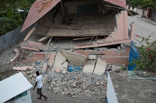 Ayuda. Al menos 8 mil familias necesitan ayuda humanitaria por los estragos del sismo. (EFE)