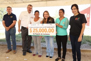 Ayuda. La presidenta honoraria del DIF Coahuila, Marcela Gorgón, entregó en cinco ejidos de Saltillo 14 proyectos productivos.