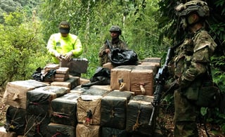 Fotografía cedida por la Policía de Colombia, de miembros de la Policía Antinarcóticos de Colombia, mientras incautan más de cinco toneladas de cocaína  el viernes 29 de junio de 2018, en Tumaco (Colombia). (ARCHIVO)