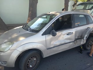 El Ford Fiesta quedó con afectaciones por más de 30 mil pesos, mientras que el tráiler tuvo daños por unos 10 mil pesos. (ARCHIVO)
