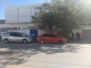 Fue minutos antes de las 10:00 horas que se reportó el hallazgo de una persona inmóvil en el interior de una finca de la calle Múzquiz, entre las avenidas Matamoros y Allende. (EL SIGLO DE TORREÓN) 


