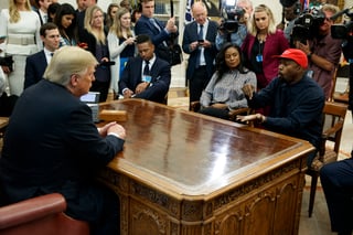 Plática. El rapero, quien describió a Trump como su 'hermano', visitó la Casa Blanca para conversar con el presidente. (ARCHIVO)
