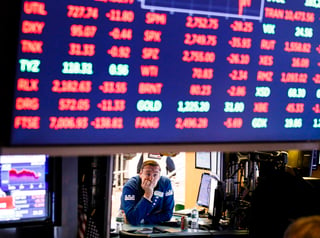 Wall Street se tiñó de rojo nuevamente el jueves y prosiguió con su mala racha, a la que arrastró a la mayoría de los mercados bursátiles del mundo y a los hombres más ricos del mundo. (EFE)
