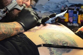 Higiene. En el procedimiento el tatuador deberá usar guantes quirúrgicos, cubrebocas, desinfectantes, entre otros.