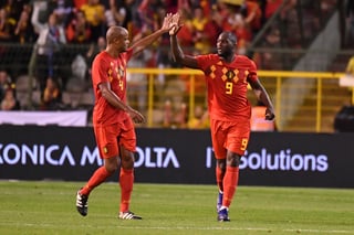 Romelu Lukaku (d) marcó los dos goles de la selección belga. (AP)