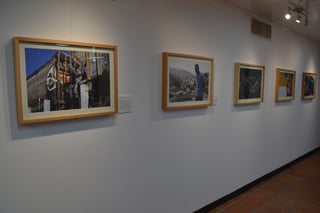 Presentación. La exposición fotográfica está abierta al público y se encuentra al interior de la Ibero Torreón. (ANGÉLICA SANDOVAL)