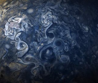 Logro. Júpiter aparece en esta imagen de color mejorado, como un tapiz de vibrantes bandas de nubes y tormentas.