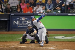 Justin Turner (10), de los Dodgers de Los Ángeles, conecta un jonrón de dos carreras durante el octavo inning del segundo partido de la Serie de Campeonato de la Liga Nacional.