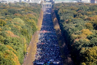 Alzan la voz. Decenas de miles de personas participaron en una protesta contra el racismo y la discriminación ayer en Berlín.