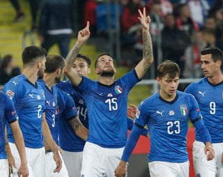 El italiano Cristiano Biraghi celebra con sus compañeros después de anotar el gol del triunfo durante el duelo de la Liga de Naciones de la UEFA ante Polonia en Chorzow, Polonia.
