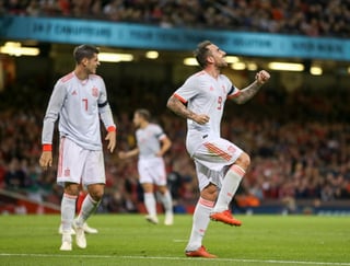 Paco Alcácer (d) de España celebra tras marcar un gol, el jueves 11 de octubre, durante un partido amistoso internacional, entre Gales y España, en Cardiff, Gales.