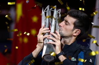 Novak Djokovic besa el trofeo tras ganar el Masters de Shanghai.