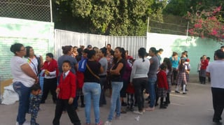 Los padres de familia se manifestaron esta mañana en la primaria de Gómez Palacio. (EL SIGLO DE TORREÓN) 