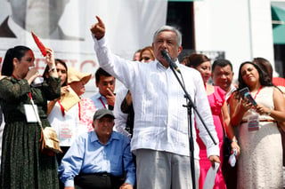 Por la tarde, López Obrador encabezará una concentración en el centro de Colima, al continuar su gira de agradecimiento, donde se prevé que anuncie apoyos sociales para la población de esta entidad y las obras que se proyectan. (EL UNIVERSAL)