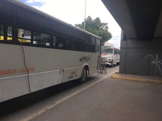 Un autobús de transporte de personal, chocó por alcance un camión de pasajeros de la ruta Alianza-La Joya, con número económico 09. (EL SIGLO DE TORREÓN)
