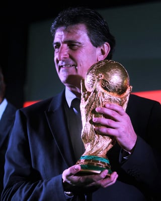 Mario Alberto Kempes salió a la defensa de Lionel Messi y exhortó a Diego Maradona a que 'se quede callado'. (ARCHIVO)