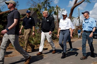 Trump elogió la respuesta federal, estatal y local al huracán y alabó los esfuerzos del gobernador de Florida, Rick Scott, al señalar que 'el trabajo que han hecho ha sido increíble, al igual que en Georgia'. (AP)