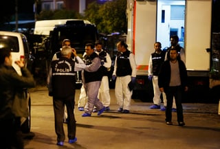 Indagan. La inspección conjunta de los funcionarios turcos y sauditas comenzó a las 17:30 horas. (EFE)