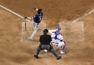 El jugador de los Brewers de Milwaukee, el venezolano Orlando Arcia, batea un jonrón de dos carreras durante el séptimo inning del tercer juego.
