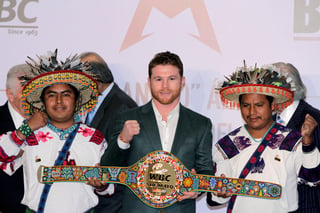 Saúl Álvarez posa durante la entrega del Cinturón de Campeón de peso medio en el Museo Soumaya, Ciudad de Mexico