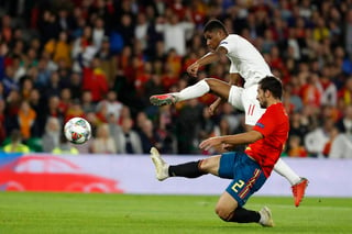 Rashford, supera la barrida del defensa de España, Dani Carvajal, para marcar el segundo gol de su selección en el partido de la Liga de Naciones de la UEFA.