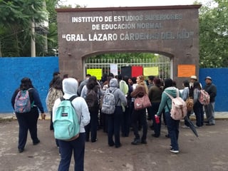 Estudiantes bloquearon el acceso a la Normal de Lerdo. (EL SIGLO DE TORREÓN) 