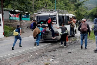 La caravana amaneció este martes tranquila en Guatemala, cuyas autoridades alertaron que no dejarían entrar a indocumentados, y retomó su camino rumbo a Estados Unidos vigilada por una fuerte presencia policial. (EFE)