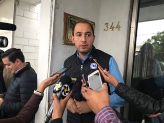 Con más de una hora de retraso, arribó a la sede municipal del PAN donde fue recibido por el alcalde Jorge Zermeño y Guillermo Anaya. (ESPECIAL)