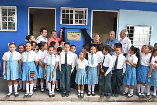 Mejora. La alcaldesa Leticia Herrera Ale, entregó la remodelación de servicios sanitarios en la primaria 'José Vasconcelos'. (CORTESÍA)