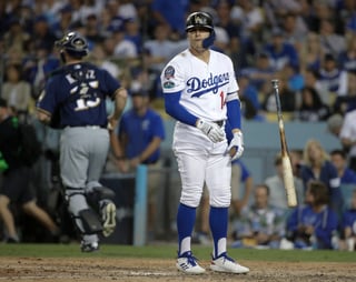 El jugador de los Dodgers de Los Ángeles, Enrique Hernández, reacciona tras ser ponchado durante el séptimo inning del tercer juego.