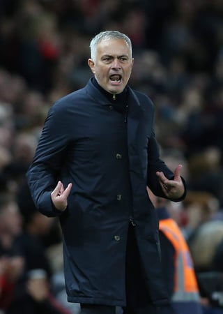 José Mourinho le grita algo a sus jugadores durante el partido que le ganó 3-2 a Newcastle después de ir perdiendo 2-0.