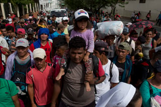 Congelará la ayuda económica si esos países permiten el tránsito de una caravana de migrantes en ruta hacia Estados Unidos. (AP)