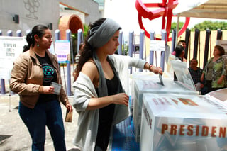 Hoy se cumplen 65 años de que se promulgaron en México las reformas constitucionales que otorgaron a la mujer el derecho al voto y la posibilidad de postularse en puestos de elección. (ARCHIVO)
