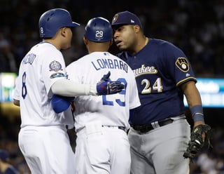 Jesús Aguilar (d) discute con Manny Machado (i) luego de que el jugador de Dodgers pateara levemente al primera base de Brewers.