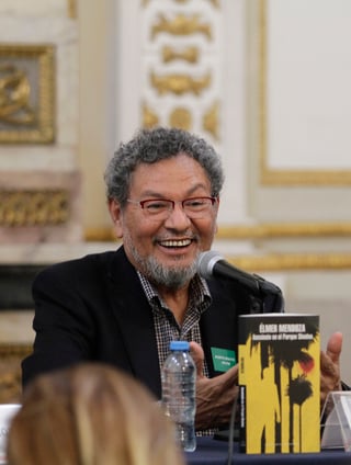 Sello. El escritor mexicano Élmer Mendoza ve en el lenguaje la mejor forma de innovar en la literatura y la novela. (ARCHIVO)