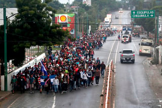 Pasos. Cientos de hondureños, entre ellos niños y mujeres, ingresaron ayer a pie en Guatemala como parte de la caravana. (EFE)