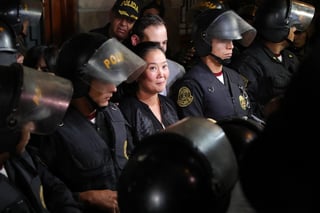 Libre. Keiko Fujimori salió de la Sala Penal Nacional tras ser ordenada su liberación en Lima. (EFE)
