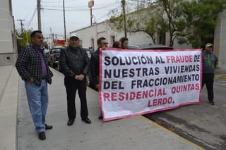 Protesta. Vecinas de Quintas Lerdo acuden al teatro Centauro y a la presidencia municipal a pedir apoyo por presunto fraude. (EL SIGLO DE TORREÓN)